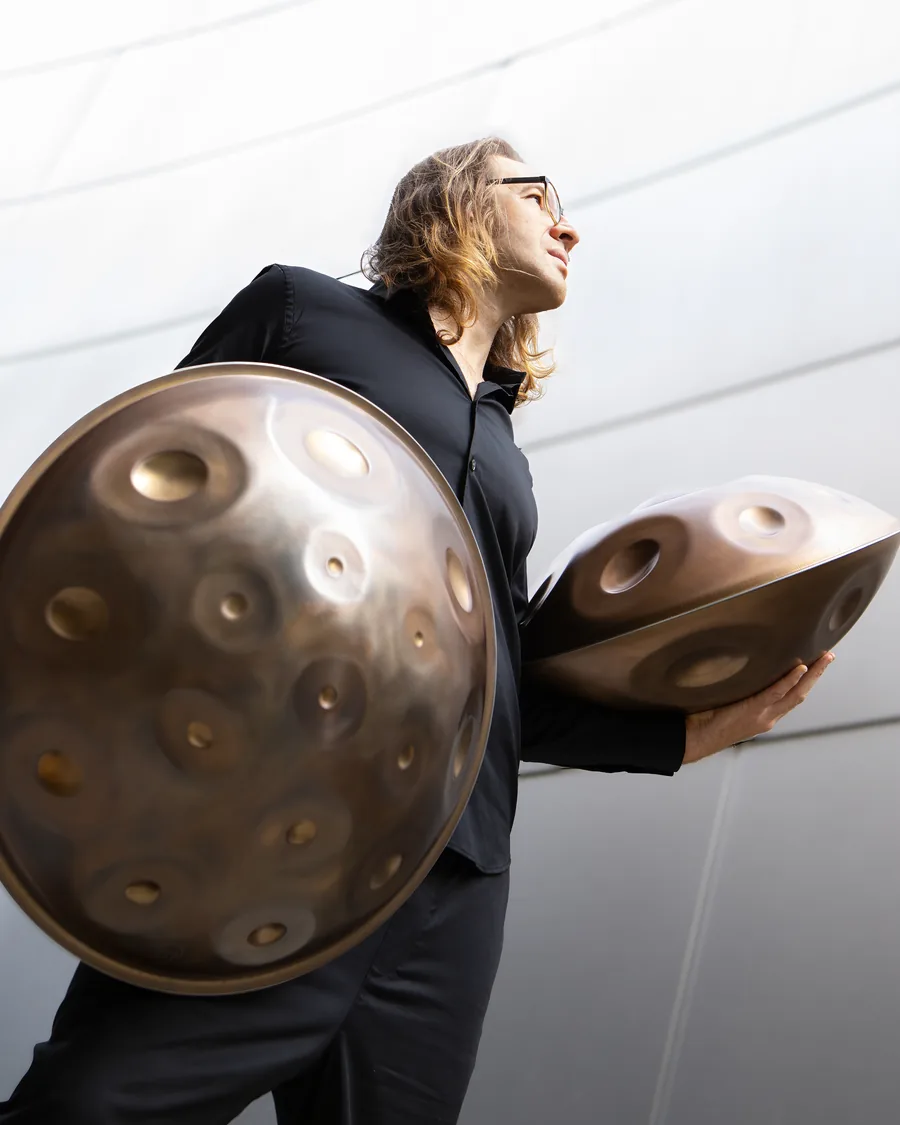 Davide Friello con due handpan