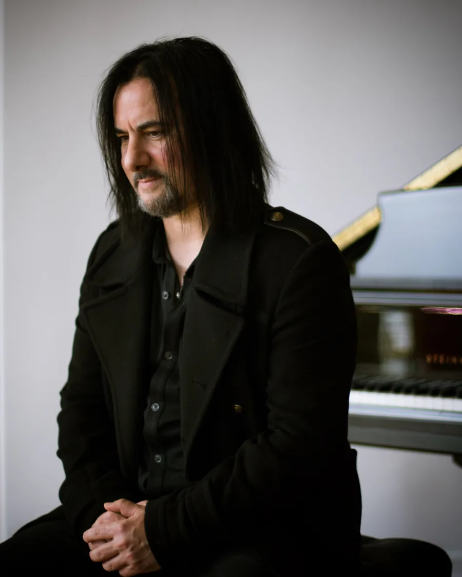 Leo Z, seduto al pianoforte