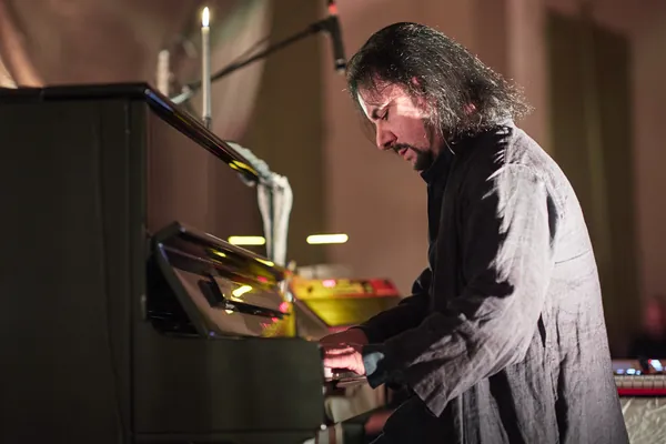 Musicista al pianoforte, una candela sullo strumento